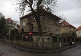 Praha 6, sanace vlhkého zdiva suterénu historické vily kombinací technologií aktivní drátové elektroosmózy, nové svislé izolace, drenáže a sanačních omítek.